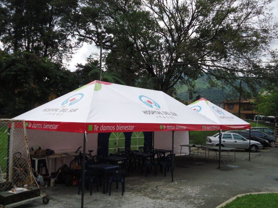 Carpa tipo Kiosco 4x8 con logos publicitarios